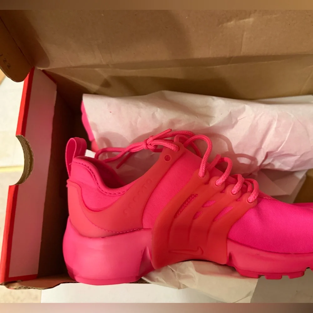 Nike Women's Bright Pink Sneakers - Picture 4 of 10